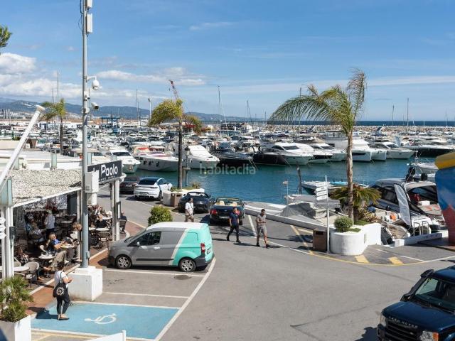 Apartamento en venta en Marbella, Puerto Banús. Apartamento totalmente reformado en primera línea del puerto de Puerto Banús, con 2 dormitorios, interiores contemporáneos, espaci. Apartamentos.