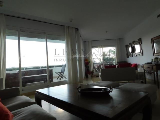 Apartamento en venta en Marbella, Puerto Banús. Apartamentos.