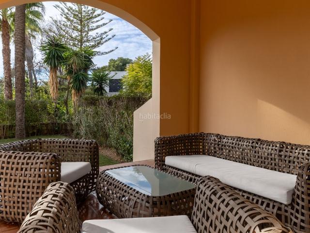 Apartamento en venta en Marbella, Puerto Banús. Elegante apartamento con jardín orientado al suroeste, amplios espacios exteriores privados y excelentes servicios junto al mar. Apartamentos.