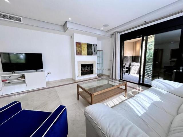 Apartamento en venta en Marbella, Puerto Banús. Elegante apartamento de dos dormitorios en Las Mimosas, Puerto Banús. Apartamentos.