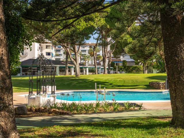 Apartamento en venta en Marbella, Puerto Banús. Apartamento en Planta Intermedia con Vistas a los Jardines y Piscinas en Playas del Duque, Puerto Banús. Apartamentos.