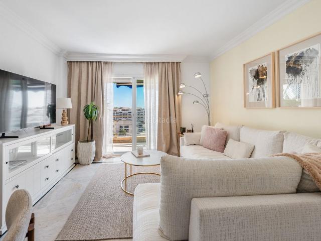 Apartamento en venta en Marbella, Puerto Banús. Exclusivo Apartamento de 2 Dormitorios en Planta 7ª con Vistas al Mar y Gibraltar. Apartamentos.
