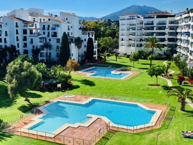 Apartamento en venta en Marbella, Puerto Banús. Exclusivo Piso en Nuda Propiedad en Jardines del Puerto. Apartamentos.