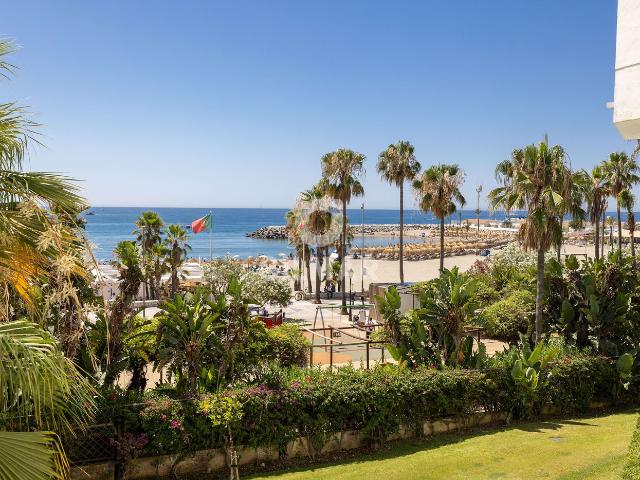 Apartamento en venta en Marbella, Puerto Banús. Hay propiedades excepcionales y, después, existen aquellas que simplemente son irrepetibles.Situada en una de las posiciones más p. Apartamentos.
