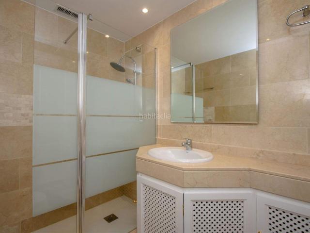 Apartamento en venta en Marbella, Puerto Banús. Oasis de Lujo en Puerto Banús: Apartamento de 2 Dormitorios Totalmente Amueblado. Apartamentos.