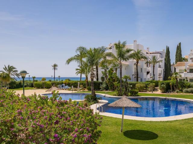 Apartamento en venta en Marbella, Río Real. Apartamento de lujo en primera línea de playa con vistas al mar y al golf Palm Beach, Reserva de Los Monteros. Apartamentos.