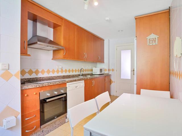 Apartamento en venta en Marbella, Río Real. Luminoso apartamento de dos dormitorios orientado al suroeste, ubicado en la exclusiva urbanización cerrada de Lomas de Río Real. Apartamentos.