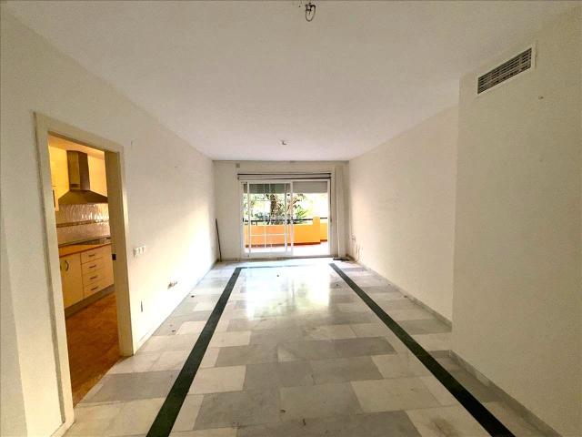 Apartamento en venta en Marbella, Romana Playa. Piso en venta en Rancho Parki Elviria, Marbella. Apartamentos.