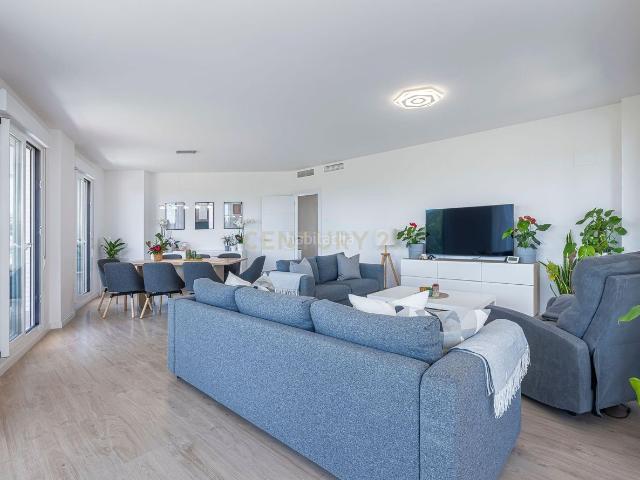 Apartamento en venta en Marbella, Rodeo Alto Guadaiza La Campana. Amplio apartamento en Marbella, Málaga con vistas al mar. Apartamentos.