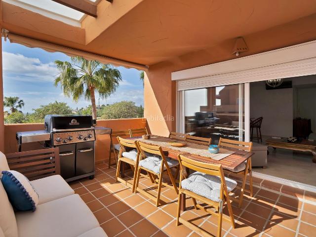 Apartamento en venta en Marbella, Santa María. Beautifully Renovated Apartment with Sea Views in Elviria, Marbella East. Apartamentos.