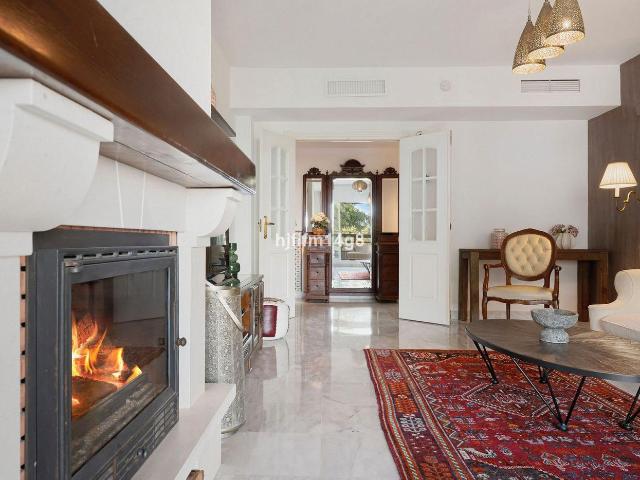 Apartamento en venta en Marbella, San Pedro de Alcántara Pueblo. Encanto Andaluz y Gran Terraza de Esquina en Las Adelfas. Apartamentos.