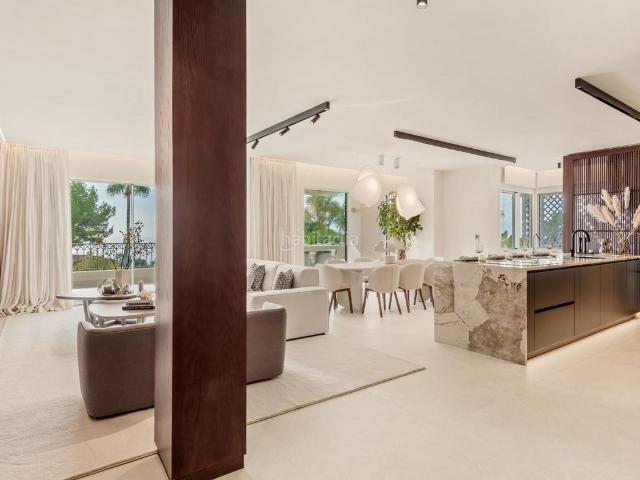 Apartamento en venta en Marbella, Sierra Blanca. Apartamento de lujo reformado de 3 dormitorios y 2 baños con vistas al mar. Sierra Blanca. Apartamentos.