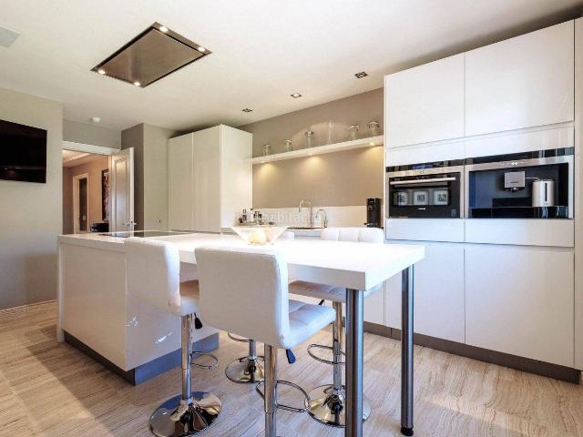 Apartamento en venta en Marbella, Sierra Blanca. Exclusivo Apartamento en venta en la Milla de Oro de Marbella. Málaga. Apartamentos.