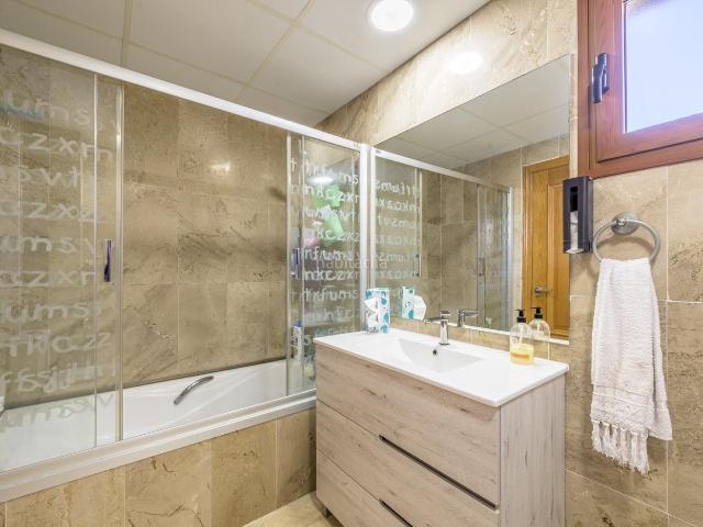 Apartamento en venta en Mijas, Campo de Mijas. Amplio apartamento de tres dormitorios con dos terrazas, piscina y garaje en El Coto. Apartamentos.