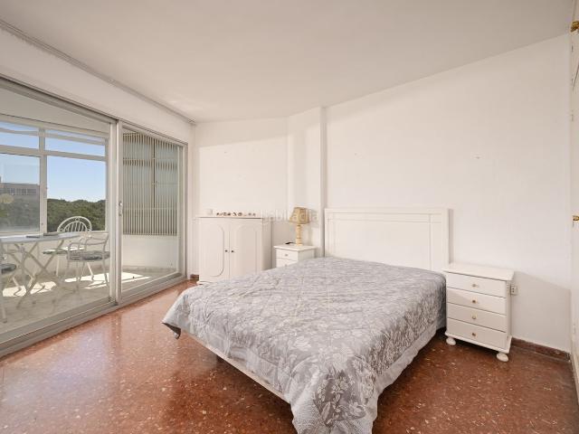 Apartamento en venta en Mijas, Calahonda. Apartamento de 1 dormitorio con impresionantes vistas al mar oportunidad de renovación. Apartamentos.