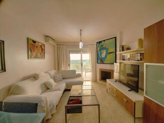 Apartamento en venta en Mijas, Calahonda. Apartamento de esquina con amplia terraza a solo unos pasos de la playa de Luna Beach Calahonda. Apartamentos.