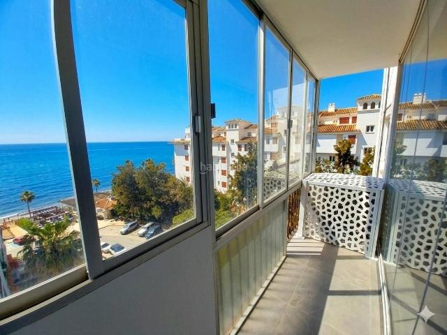 Apartamento en venta en Mijas, Calahonda. Apartamento de tres dormitorios y dos baños ubicado al lado de la playa, en segunda línea, con estupendas vistas al mar. Apartamentos.