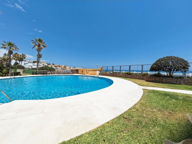 Apartamento en venta en Mijas, Calahonda. Apartamento en planta baja situado en un complejo en primera línea de playa en Calahonda, Mijas Costa, con acceso directo al mar. Apartamentos.
