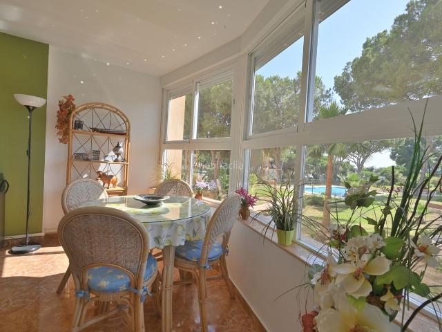 Apartamento en venta en Mijas, Calahonda. Apartamento esquinero en Calypso, Calahonda A pie de todo. Apartamentos.