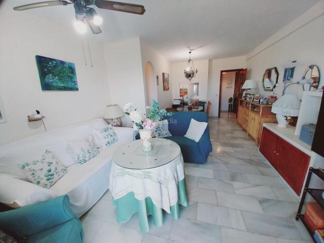 Apartamento en venta en Mijas, Calahonda. Amplio piso en la última planta con vistas al mar en el corazón de Calahonda, a solo 650 m de la playa. Apartamentos.