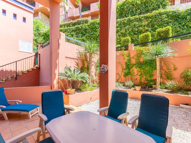 Apartamento en venta en Mijas, Calahonda. Impresionante apartamento de esquina con bonitas vistas al mar en Calahonda. Apartamentos.