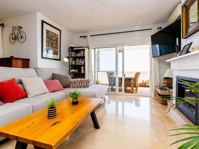 Apartamento en venta en Mijas, Calahonda. Magnífico Apartamento Esquinero Reformado con Vistas Panorámicas al Mediterráneo. Apartamentos.