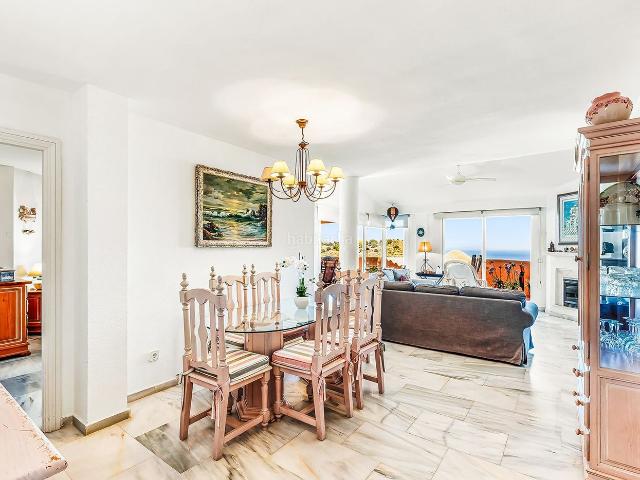 Apartamento en venta en Mijas, Calahonda. SEAVIEW TERRACE WITH TRUE MEDITERRANEAN CHARM, IN. Apartamentos.