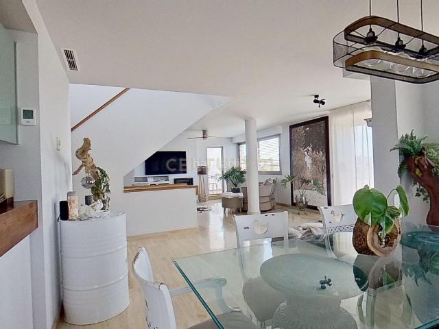 Dúplex en venta en Mijas, La Cala Mijas. PROPIEDAD DE LUJO ENTRE MARBELLA Y MÁLAGA CON PRESTACIONES EXCLUSIVAS. Dúplex.
