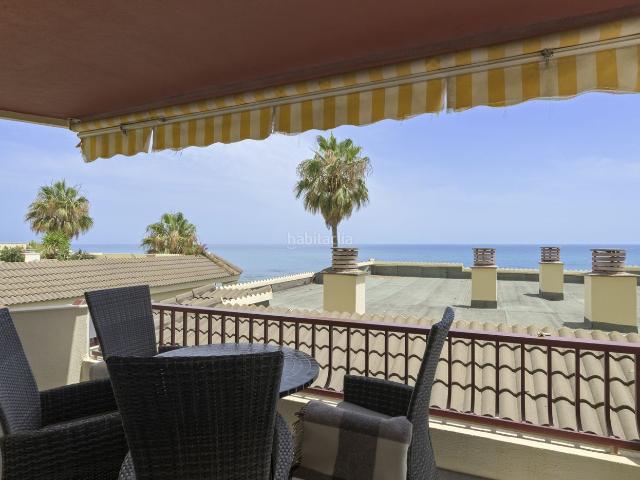 Apartamento en venta en Mijas, Riviera del Sol. Apartamento en primera línea de playa en Riviera del Sol con vistas al mar, terraza, piscina comunitaria, jardines y pista de páde. Apartamentos.