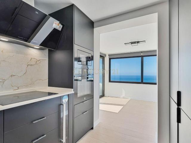 Apartamento en venta en Mijas, Riviera del Sol. ÁTICO REFORMADO A ESTRENAR CON VISTAS PANORÁMICAS AL MAR, DOS TERRAZAS Y PISCINA EN MIJAS COSTA. Apartamentos.