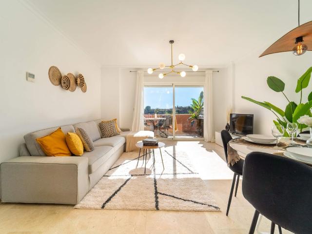 Apartamento en venta en Mijas, Riviera del Sol. Moderno apartamento de 2 dormitorios con terraza, vistas al mar, garaje y piscina. Apartamentos.