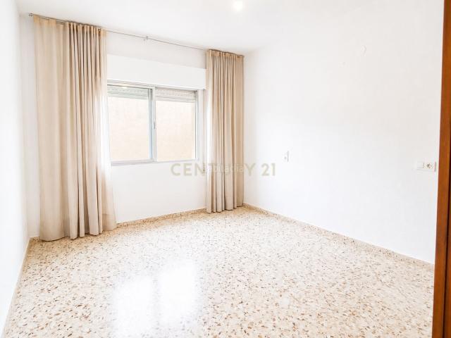 Apartamento en venta en Oliva, Oliva Pueblo. Amplia y luminosa vivienda de 115 m con terraza en Oliva. Apartamentos.