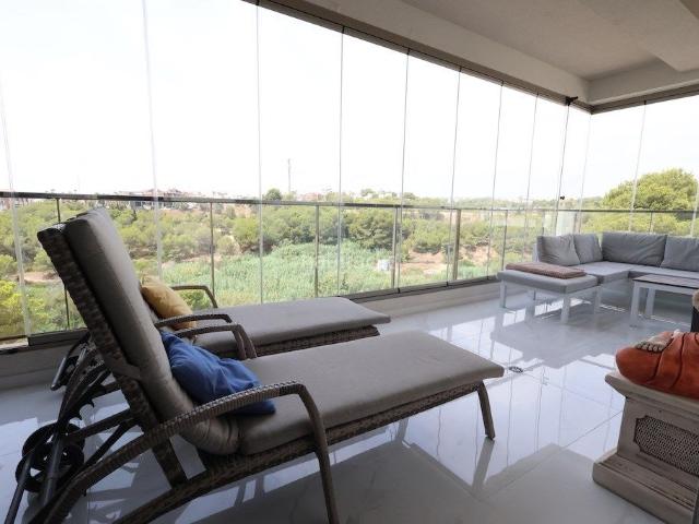 Apartamento en venta en Orihuela, Villamartín Las Filipinas. Moderno apartamento en la hermosa Villamartín!. Apartamentos.