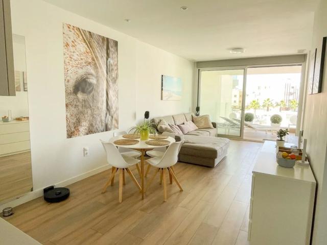 Apartamento en venta en Orihuela, Villamartín Las Filipinas. Descubra una propiedad que representa a la perfección la esencia del Mediterráneo contemporáneo. Este elegante apartamento, finali.
