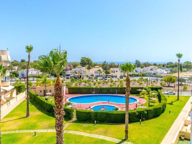 Apartamento en venta en Orihuela, Campoamor. Amplio apartamento ubicado en Dehesa de Campoamor, uno de los sitios más bonitos en Orihuela Costa. Se encuentra a tan solo 800 me. Apartamentos.