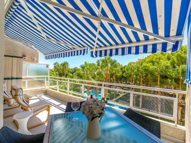 Apartamento en venta en Orihuela, Campoamor. Apartamento de 3 dormitorios con terraza y piscina en Altos de CampoamorLuminoso apartamento de 73 m2 en una de las zonas más verd. Apartamentos.
