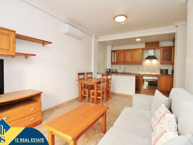 Apartamento en venta en Orihuela, Cabo Roig. Apartamento con piscina comunitaria en la provincia de Alicante, en la localidad de Orihuela Costa. 2 habitaciones 58 m² 200 m. Apartamentos.