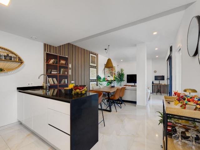 Apartamento en venta en Orihuela, La Florida. Apartamento con un magnífico interior moderno de tres dormitorios en la zona de PAU8, Orihuela Costa. Aire acondicionado, aparcami. Apartamentos.