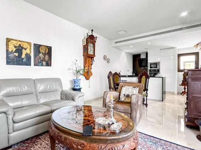 Apartamento en venta en Orihuela, La Florida. Bienvenido a este elegante y moderno apartamento en segunda planta ubicado en la cotizada urbanizacioacuten de Los Altos. Situado. Apartamentos.