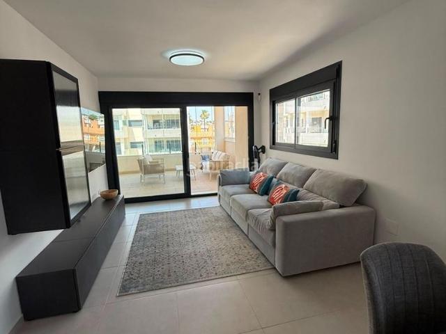 Apartamento en venta en Orihuela, Lomas de Cabo Roig Los Dolses. Exclusivo Apartamento de Lujo con Vistas al Mar y Amplia Terraza Acristalada en Villamartín. Apartamentos.