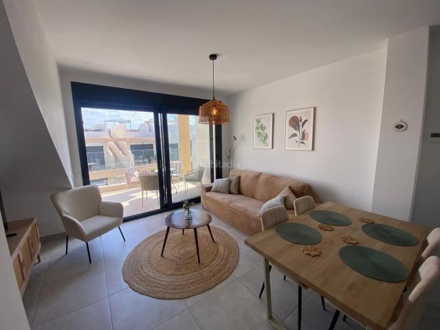 Apartamento en venta en Orihuela, Los Almendros. Ático moderno en Villamartín, Orihuela Costa Amueblado y equipado con solárium privado. Apartamentos.
