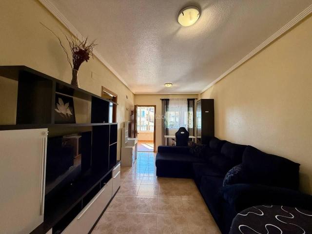 Apartamento en venta en Orihuela, Los Balcones y los Altos. Este espacioso apartamento en Orihuela Costa ofrece una combinacioacuten perfecta de comodidad y ubicacioacuten inmejorable. Con u.