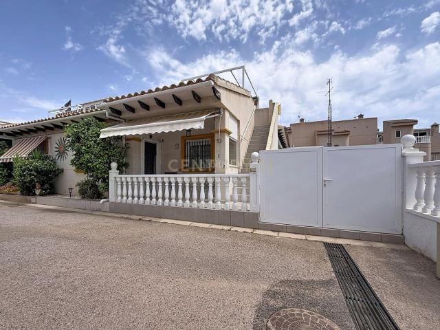 Apartamento en venta en Orihuela, Playa Flamenca. Bungalow en planta baja con solárium privado y piscina comunitaria en Playa Flamenca. Apartamentos.