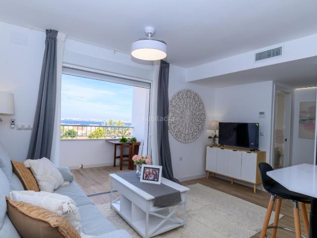 Apartamento en venta en Orihuela, Punta Prima. Descubra este elegante apartamento en Punta Prima, ubicado en una de las zonas más cotizadas de Torrevieja, a pocos pasos de la ex. Apartamentos.