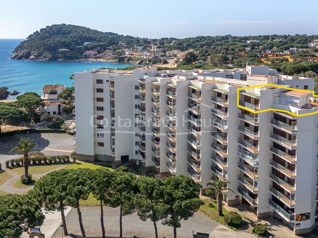 Apartamento en venta en Palamós, La Fosca Cala Margarida Costa Brava. Ático en venta en primera línea de La Fosca con vistas al mar, solárium privado de 86 m, parking y ascensor. Apartamentos.