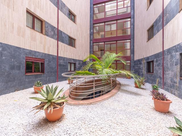 Apartamento en venta en Palmas de Gran Canaria Las, Guanarteme. Se vende APARTAMENTO en PERFECTO ESTADO DE CONSERVACIÓN de 67m2 con PATIO DE USO PRIVATIVO de 8m2 en EDIFICIO DUNAS CANTERAS.