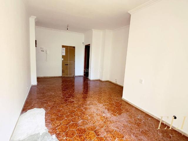 Apartamento en venta en Palmas de Gran Canaria Las, La Feria. Piso con gran potencial junto al CC La Ballena. Apartamentos Palmas de Gran Canaria.