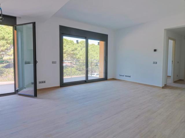 Apartamento en venta en Pals Costa Brava. Piso recientemente construido, de primera planta con piscina y jardines comunitarios. Apartamentos.