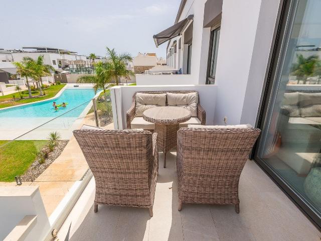 Apartamento en venta en Pilar de la Horadada, Torre de la Horadada. Apartamento moderno con una gran terraza en la azotea y una preciosa zona de piscina!. Apartamentos Pilar de la.