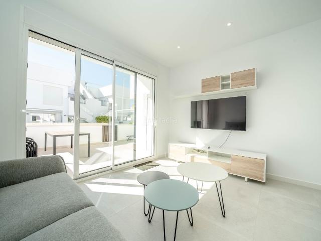 Apartamento en venta en Pilar de la Horadada, Pilar de la Horadada Ciudad. REF EZ021Finalizado en 2024, este precioso apartamento en planta baja ofrece 2 dormitorios, 2 bantildeos, amplios espacios.